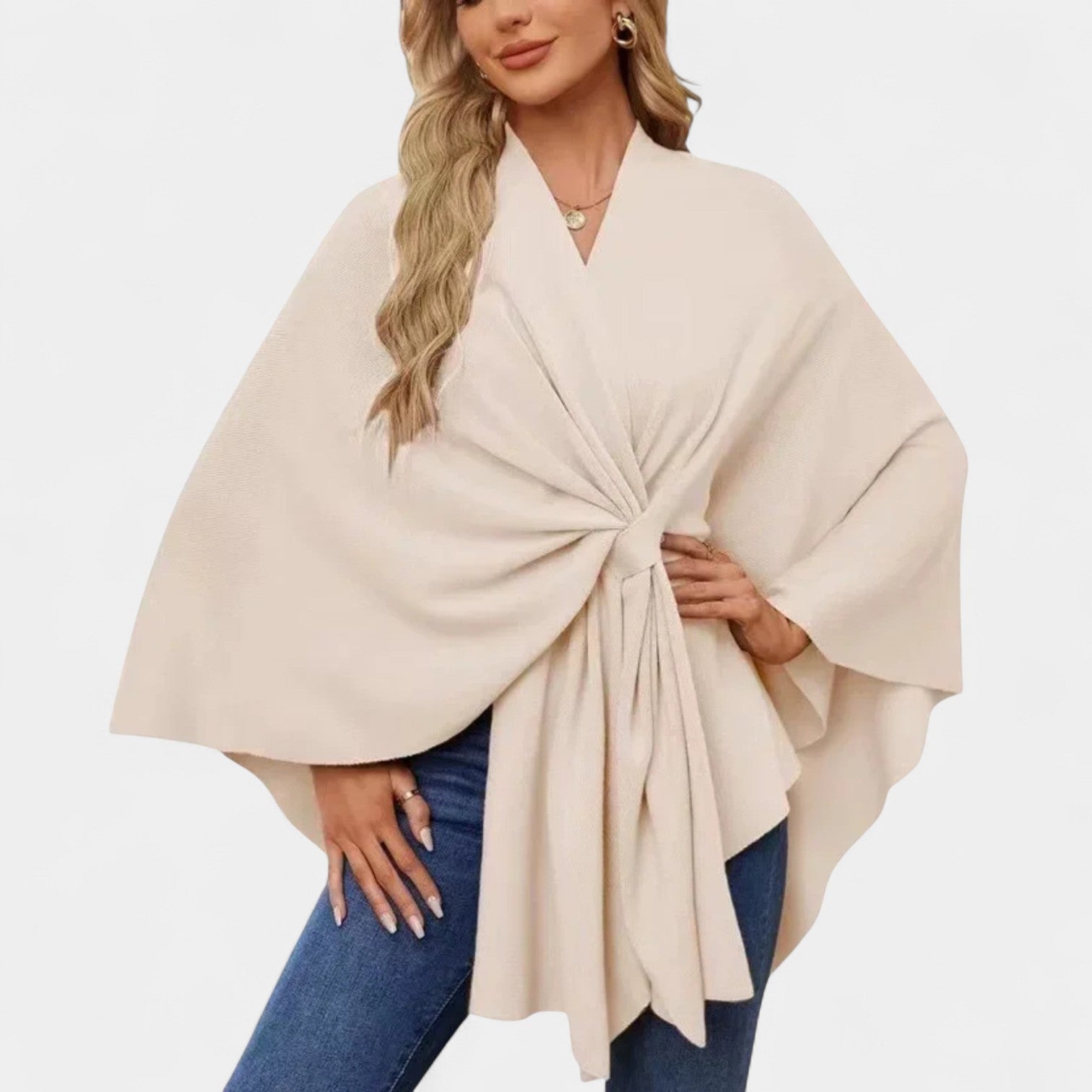 Daniela – Elegants pončo ar maigu kritumu un loku