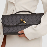 Melanie Clutch ar Zelta Mezglu Akcentiem