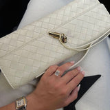 Melanie Clutch ar Zelta Mezglu Akcentiem