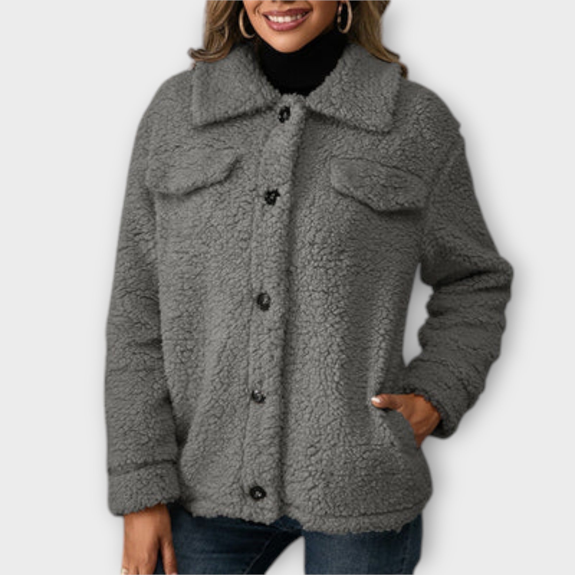 Lūsija - Silts Teddy Mētelis" can be rewritten as "Lūsija - Cozy Teddy Coat.