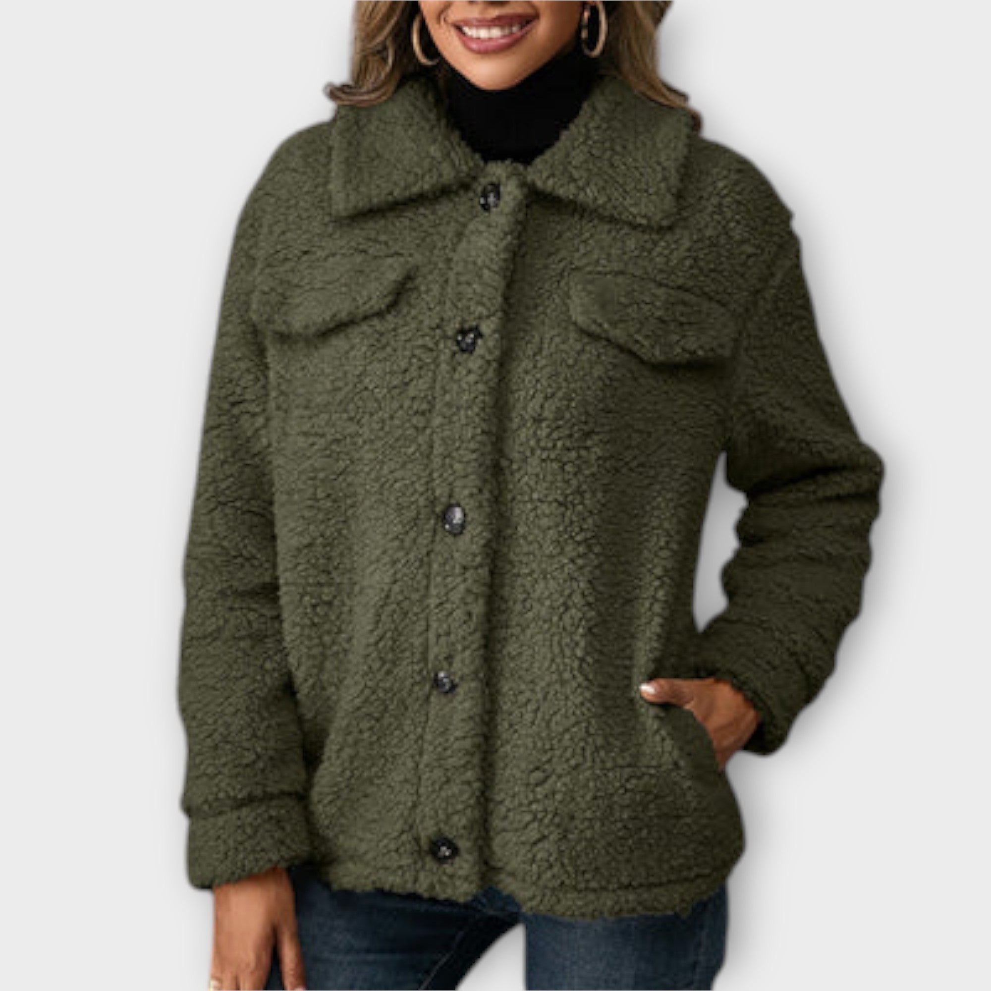 Lūsija - Silts Teddy Mētelis" can be rewritten as "Lūsija - Cozy Teddy Coat.